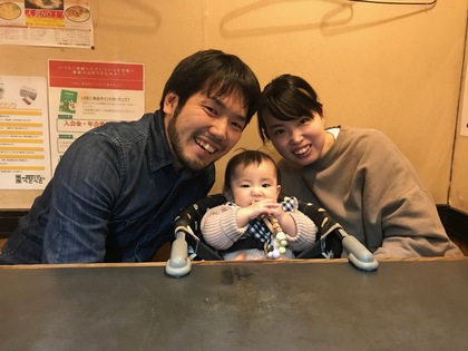 当店専用のカウンターに取り付けるイスもご用意しております。親子三人で楽しい時間を過ごしていただけましたでしょうか？